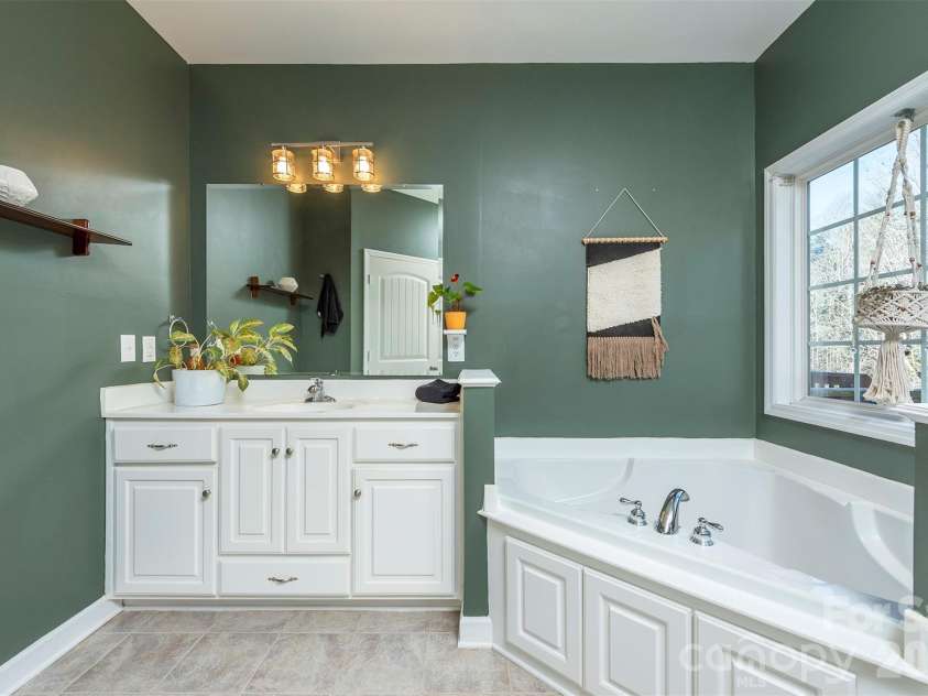243 Scenic Ridge Drive, Hendersonville, NC 28792.  MLS# CAR4342499, YatesRealty ID 16763. 