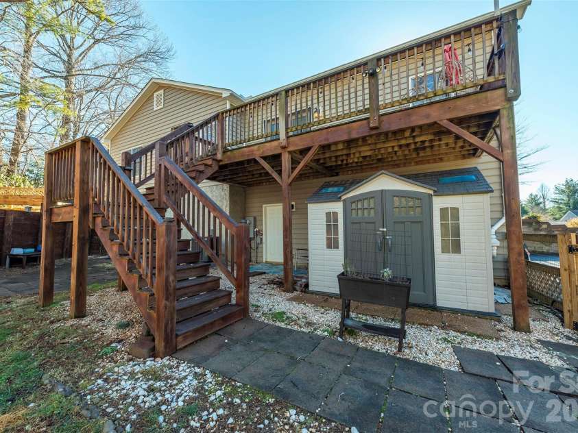 243 Scenic Ridge Drive, Hendersonville, NC 28792.  MLS# CAR4342499, YatesRealty ID 16763. 