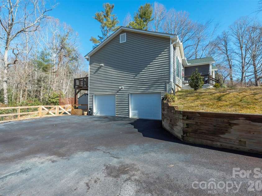 243 Scenic Ridge Drive, Hendersonville, NC 28792.  MLS# CAR4342499, YatesRealty ID 16763. 