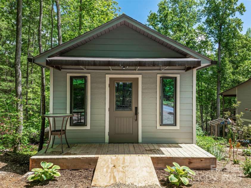 105 Blackberry Lane, Fairview, NC 28730.  MLS# CAR4301425, YatesRealty ID 16764. 