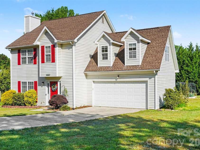 1041 Chaucery Lane, Matthews, NC 28104.  MLS# CAR4365400, YatesRealty ID 16765. 