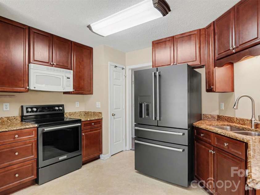 1041 Chaucery Lane, Matthews, NC 28104.  MLS# CAR4365400, YatesRealty ID 16765. 