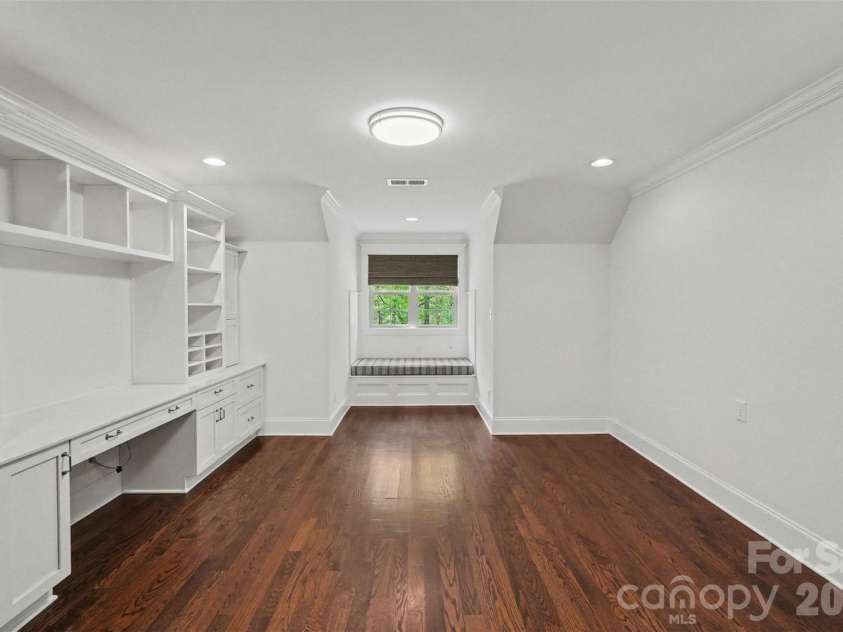 17909 Nodghia Circle, Davidson, NC 28036.  MLS# CAR4363596, YatesRealty ID 16766. Flex space