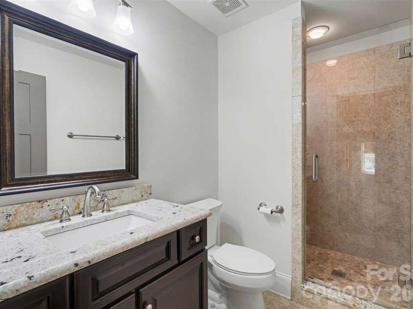 17909 Nodghia Circle, Davidson, NC 28036.  MLS# CAR4363596, YatesRealty ID 16766. Guest Bath