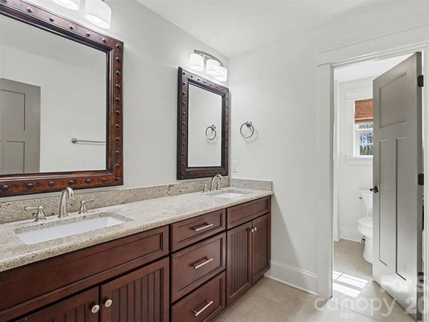 17909 Nodghia Circle, Davidson, NC 28036.  MLS# CAR4363596, YatesRealty ID 16766. Hall Bath