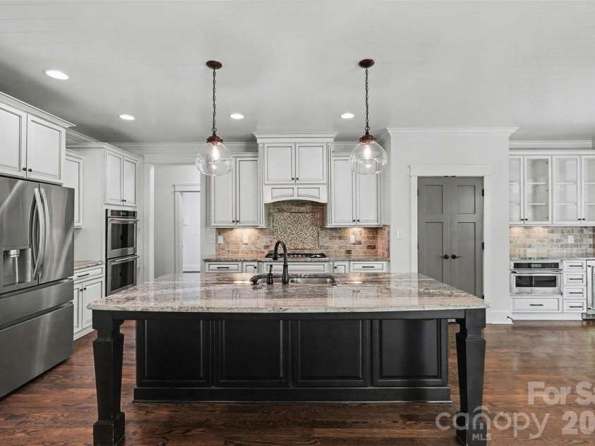 17909 Nodghia Circle, Davidson, NC 28036.  MLS# CAR4363596, YatesRealty ID 16766. Kitchen Island