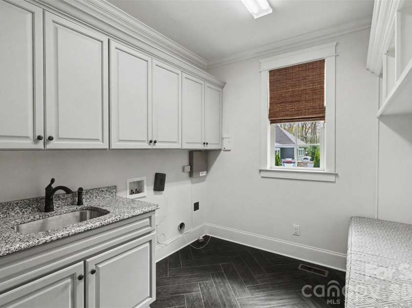 17909 Nodghia Circle, Davidson, NC 28036.  MLS# CAR4363596, YatesRealty ID 16766. Laundry Room
