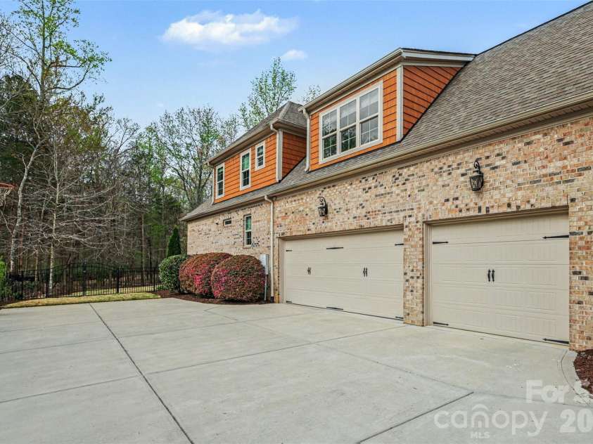 17909 Nodghia Circle, Davidson, NC 28036.  MLS# CAR4363596, YatesRealty ID 16766. Oversized 3 car garage