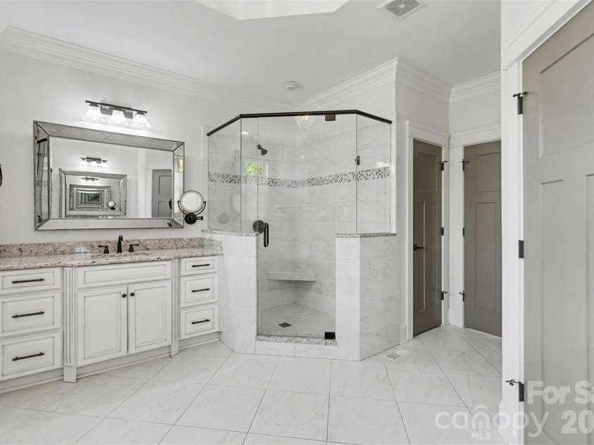 17909 Nodghia Circle, Davidson, NC 28036.  MLS# CAR4363596, YatesRealty ID 16766. Primary Bath