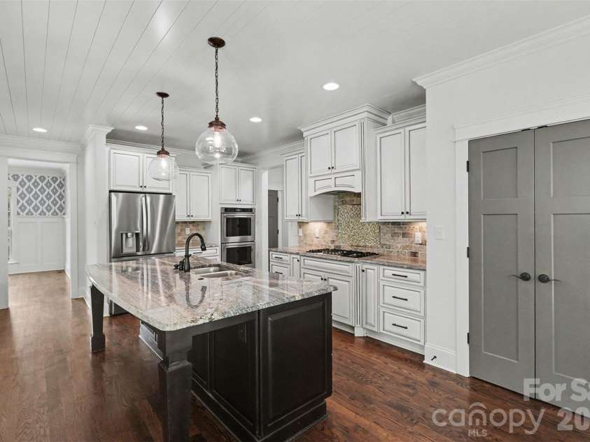 17909 Nodghia Circle, Davidson, NC 28036.  MLS# CAR4363596, YatesRealty ID 16766. This space is designed for culinary enthusiasts, offering functionality and elegance. The island serves as a central hub for preparation, serving, and socializing.