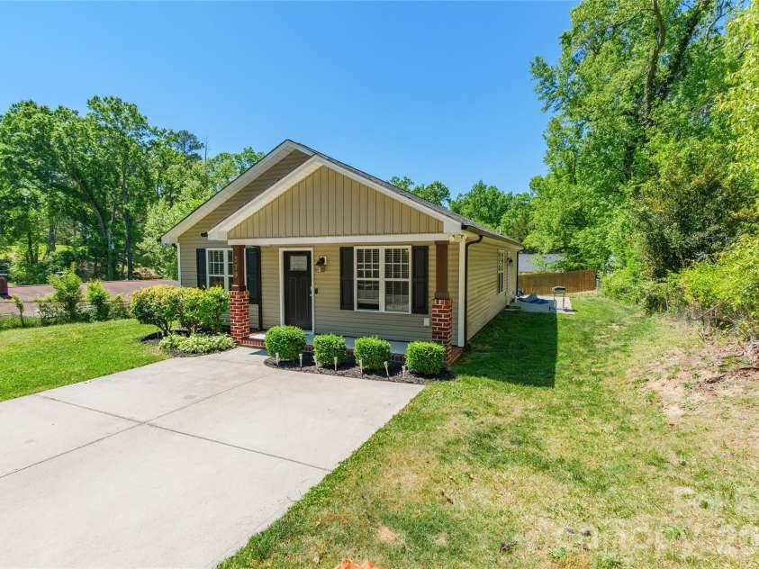 379 Maiden Lane, Concord, NC 28025.  MLS# CAR4373764, YatesRealty ID 16768. 