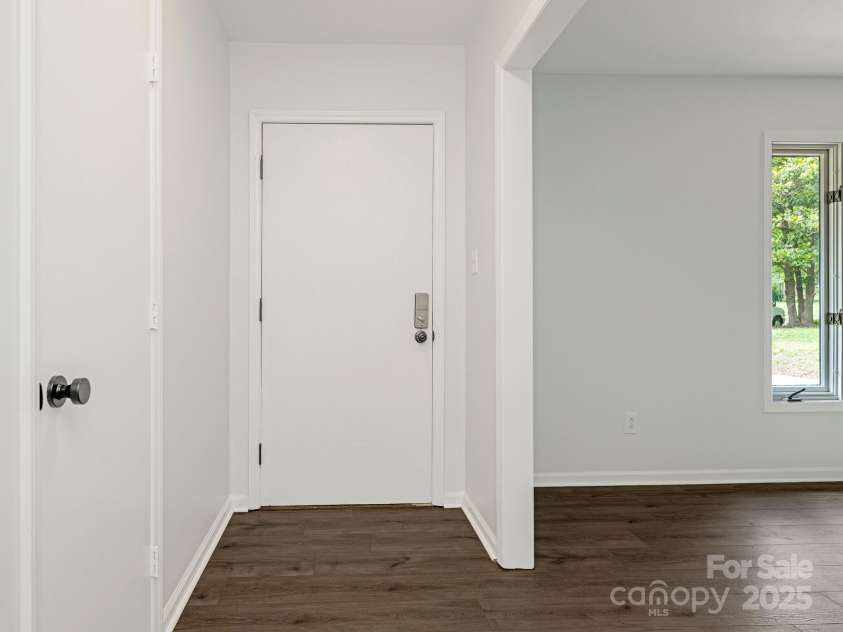 406 Wilcrest Drive, Matthews, NC 28105.  MLS# CAR4261277, YatesRealty ID 16768. 