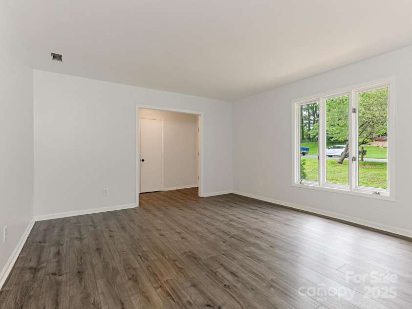406 Wilcrest Drive, Matthews, NC 28105.  MLS# CAR4261277, YatesRealty ID 16768. 