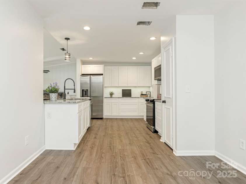 406 Wilcrest Drive, Matthews, NC 28105.  MLS# CAR4261277, YatesRealty ID 16768. 