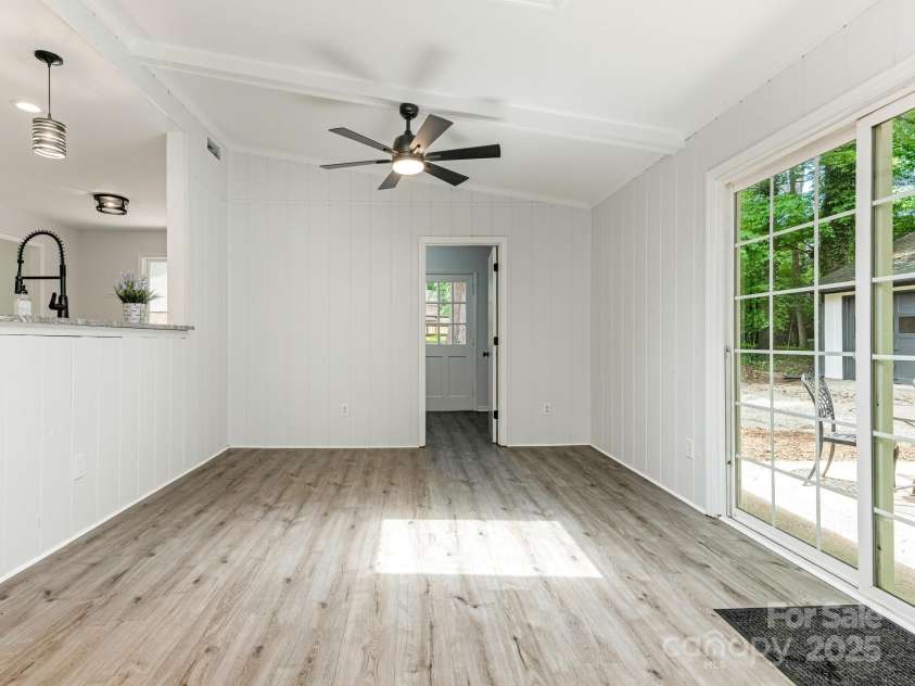 406 Wilcrest Drive, Matthews, NC 28105.  MLS# CAR4261277, YatesRealty ID 16768. 