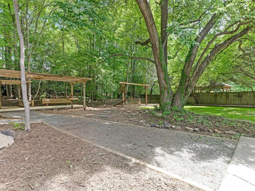 406 Wilcrest Drive, Matthews, NC 28105.  MLS# CAR4261277, YatesRealty ID 16768. 