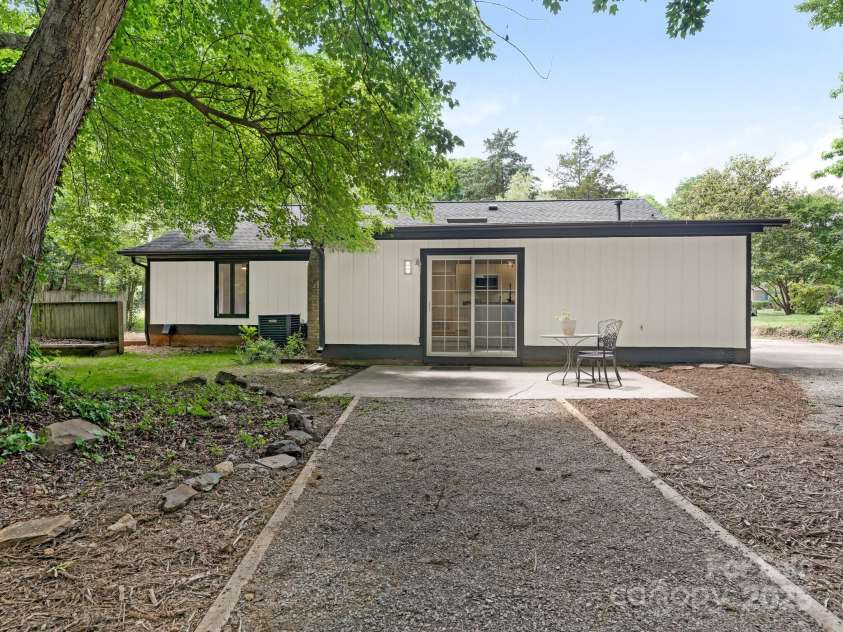 406 Wilcrest Drive, Matthews, NC 28105.  MLS# CAR4261277, YatesRealty ID 16768. 