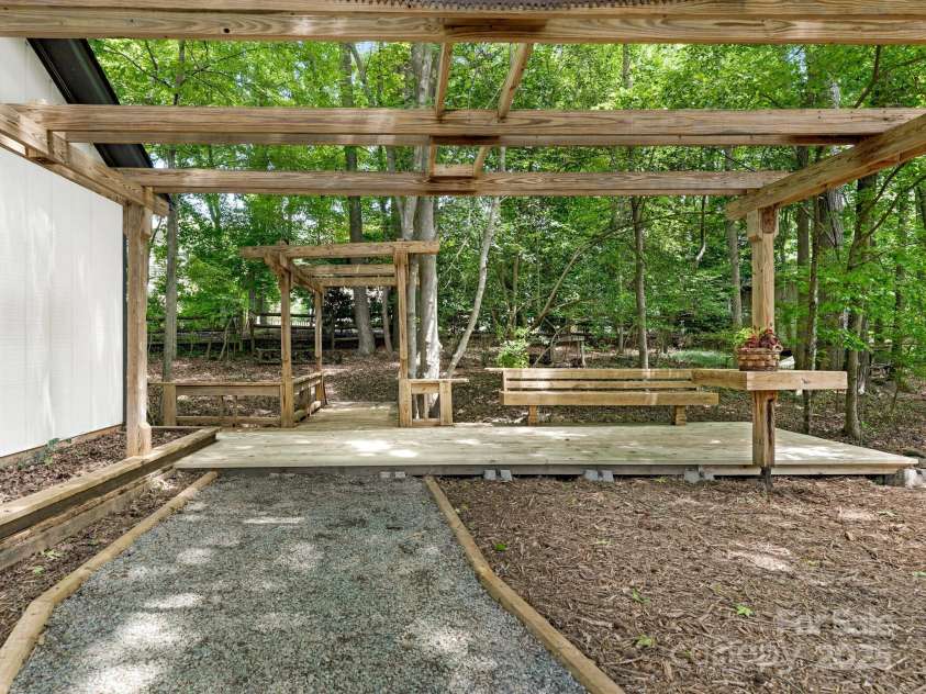 406 Wilcrest Drive, Matthews, NC 28105.  MLS# CAR4261277, YatesRealty ID 16768. 