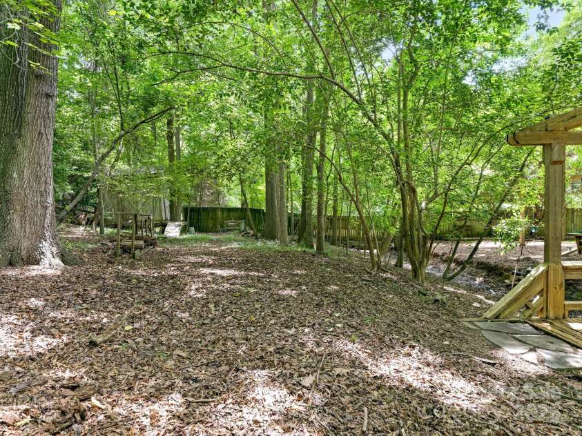 406 Wilcrest Drive, Matthews, NC 28105.  MLS# CAR4261277, YatesRealty ID 16768. 