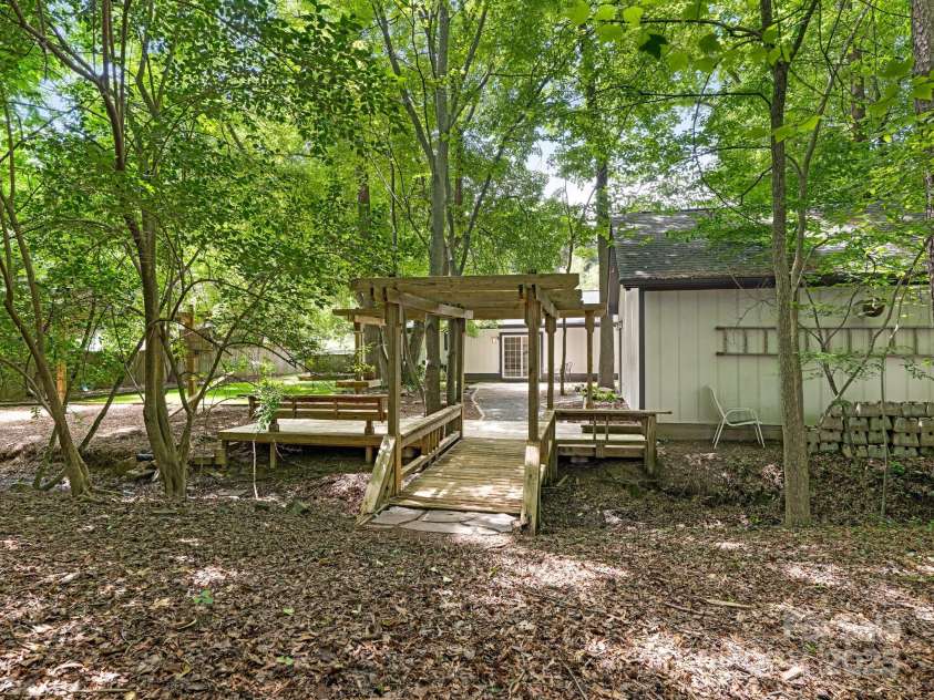 406 Wilcrest Drive, Matthews, NC 28105.  MLS# CAR4261277, YatesRealty ID 16768. 