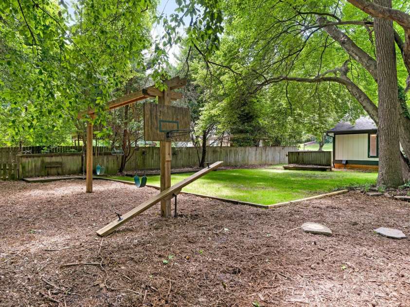 406 Wilcrest Drive, Matthews, NC 28105.  MLS# CAR4261277, YatesRealty ID 16768. 