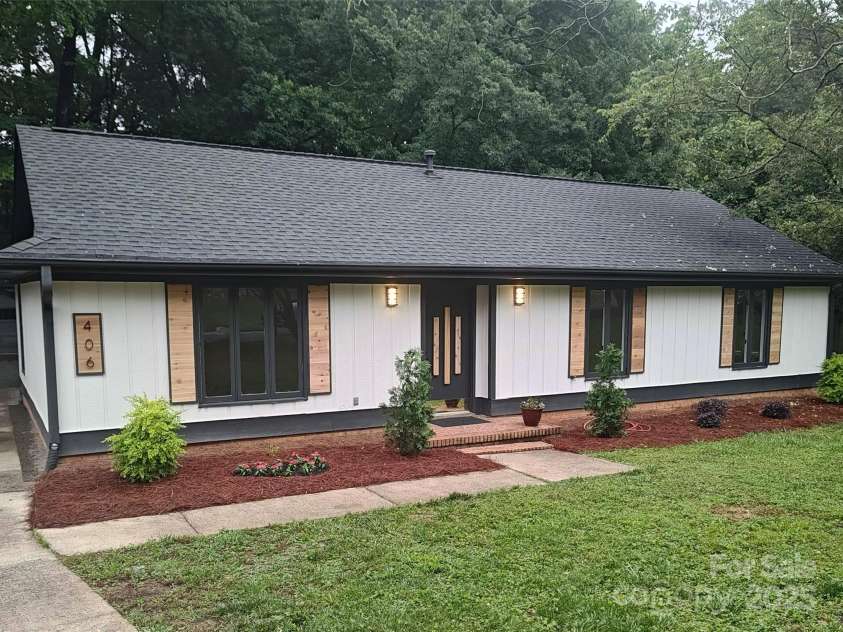 406 Wilcrest Drive, Matthews, NC 28105.  MLS# CAR4261277, YatesRealty ID 16768. 