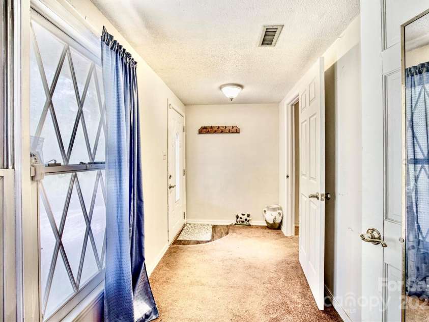 3050 Old Johns River Road, Collettsville, NC 28611.  MLS# CAR4174150, YatesRealty ID 16769. The front entry foyer.