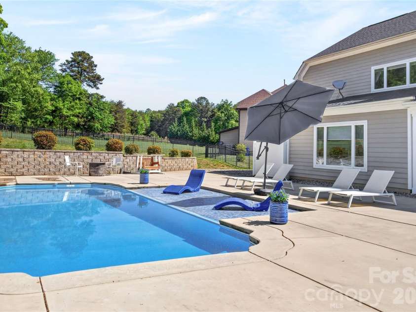 121 Leeward Shoals Lane, Mooresville, NC 28117.  MLS# CAR4367993, YatesRealty ID 16772. 