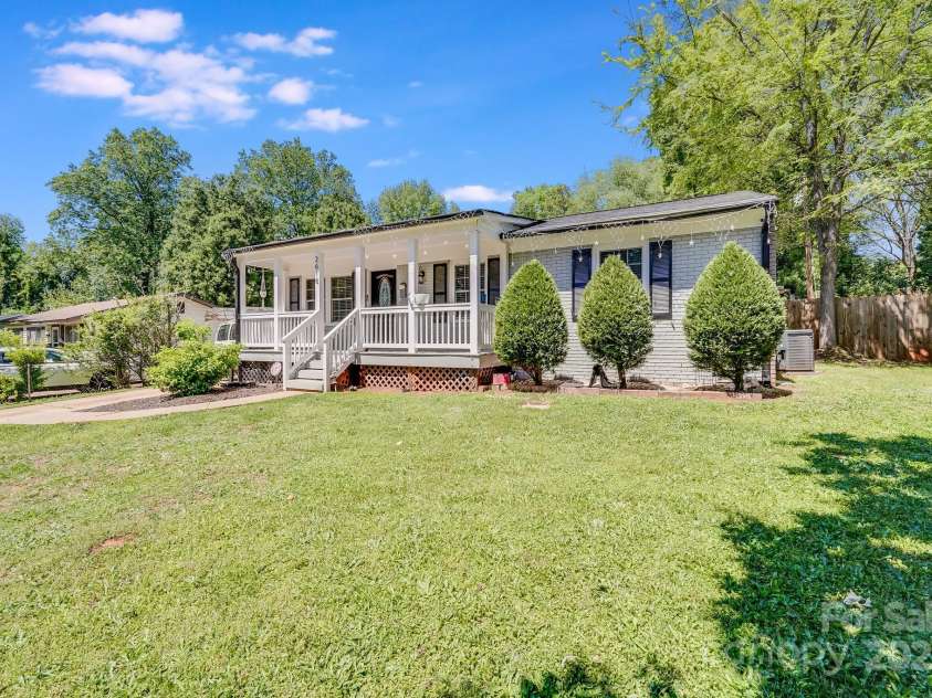 2614 Thornton Road, Charlotte, NC 28208.  MLS# CAR4245913, YatesRealty ID 16773. 