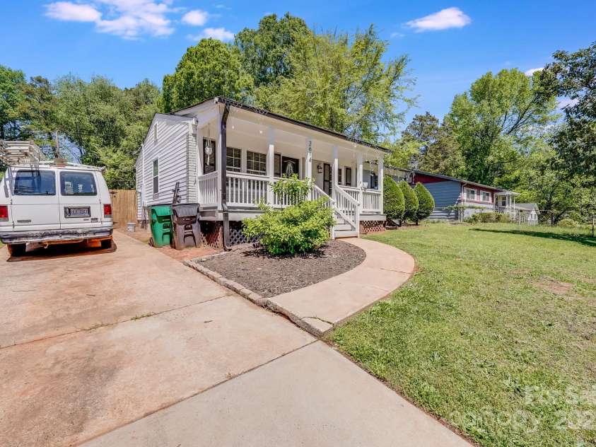 2614 Thornton Road, Charlotte, NC 28208.  MLS# CAR4245913, YatesRealty ID 16773. 