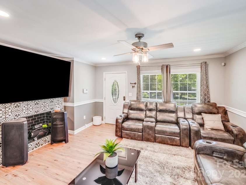 2614 Thornton Road, Charlotte, NC 28208.  MLS# CAR4245913, YatesRealty ID 16773. 