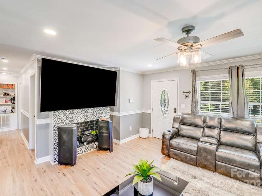 2614 Thornton Road, Charlotte, NC 28208.  MLS# CAR4245913, YatesRealty ID 16773. 