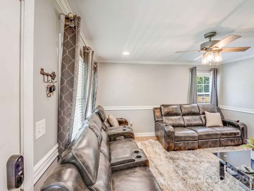 2614 Thornton Road, Charlotte, NC 28208.  MLS# CAR4245913, YatesRealty ID 16773. 