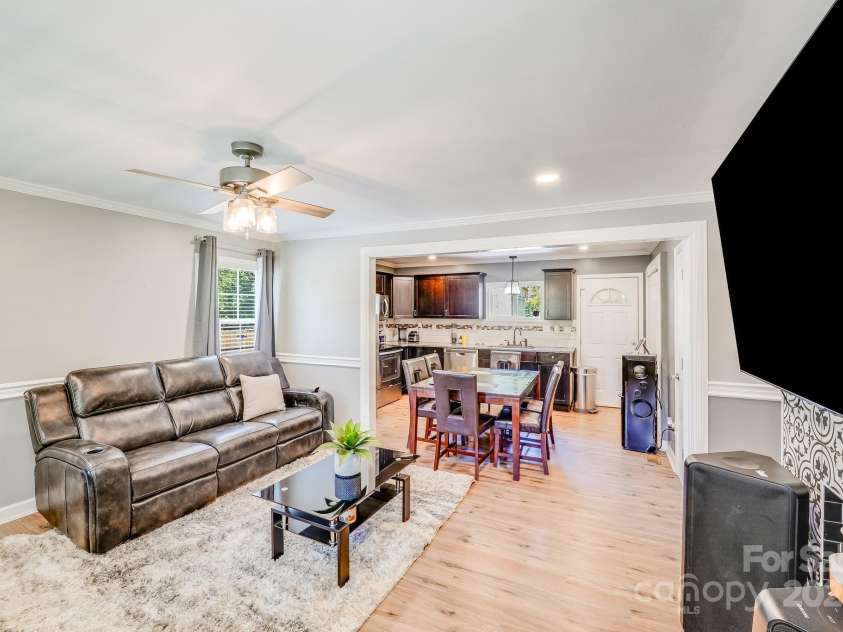 2614 Thornton Road, Charlotte, NC 28208.  MLS# CAR4245913, YatesRealty ID 16773. 