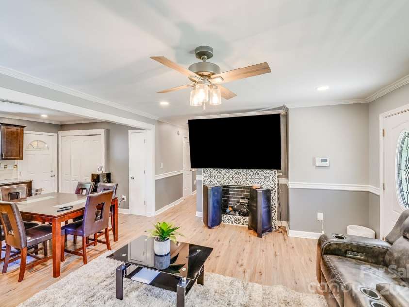 2614 Thornton Road, Charlotte, NC 28208.  MLS# CAR4245913, YatesRealty ID 16773. 