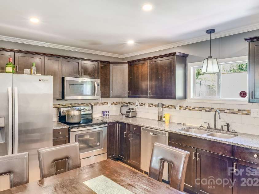 2614 Thornton Road, Charlotte, NC 28208.  MLS# CAR4245913, YatesRealty ID 16773. 