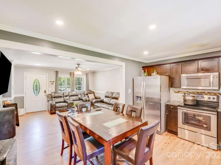 2614 Thornton Road, Charlotte, NC 28208.  MLS# CAR4245913, YatesRealty ID 16773. 