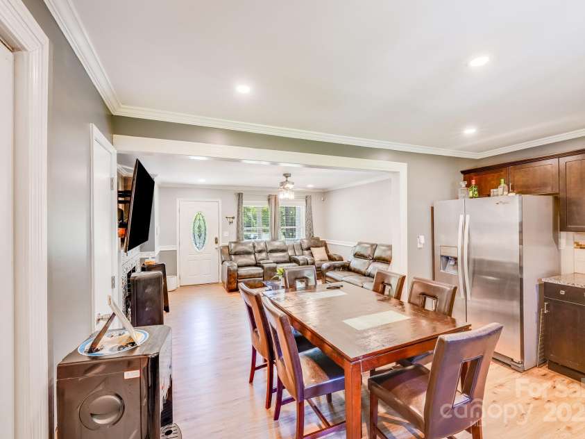 2614 Thornton Road, Charlotte, NC 28208.  MLS# CAR4245913, YatesRealty ID 16773. 