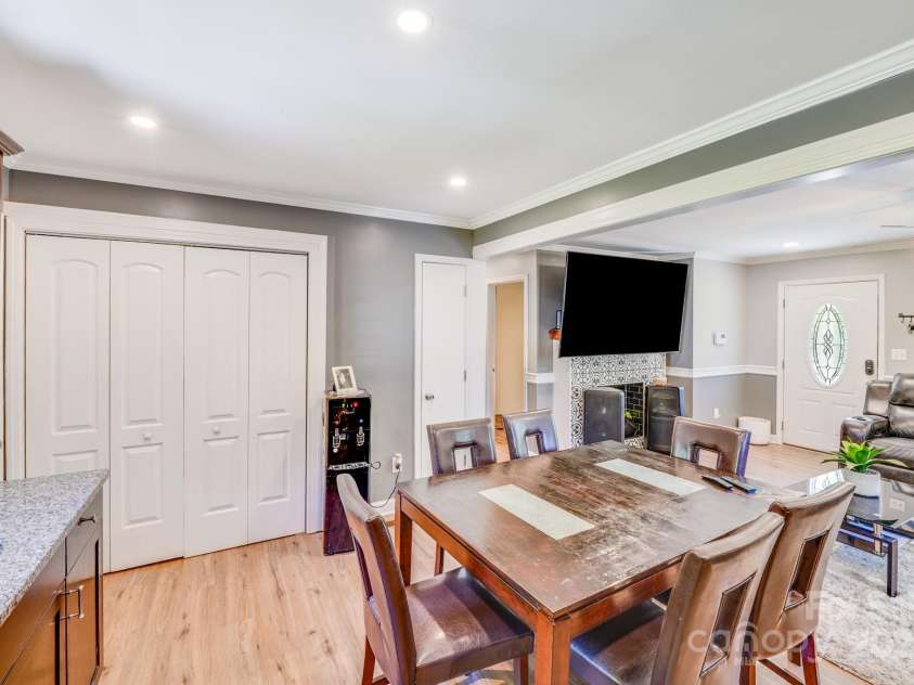 2614 Thornton Road, Charlotte, NC 28208.  MLS# CAR4245913, YatesRealty ID 16773. 