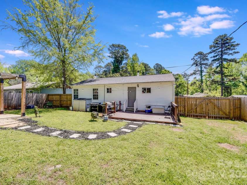 2614 Thornton Road, Charlotte, NC 28208.  MLS# CAR4245913, YatesRealty ID 16773. 