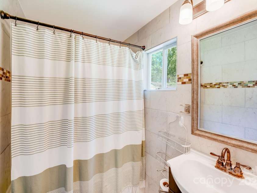 2614 Thornton Road, Charlotte, NC 28208.  MLS# CAR4245913, YatesRealty ID 16773. Primary Bathroom
