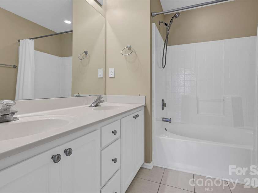 8772 Robinson Forest Drive, Charlotte, NC 28277.  MLS# CAR4389286, YatesRealty ID 16774. Full Bathroom 