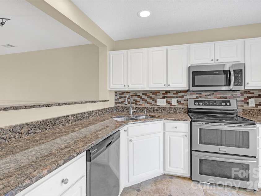 8772 Robinson Forest Drive, Charlotte, NC 28277.  MLS# CAR4389286, YatesRealty ID 16774. Kitchen