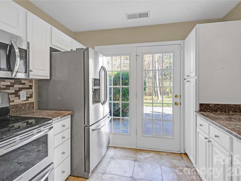 8772 Robinson Forest Drive, Charlotte, NC 28277.  MLS# CAR4389286, YatesRealty ID 16774. Kitchen to the backyard