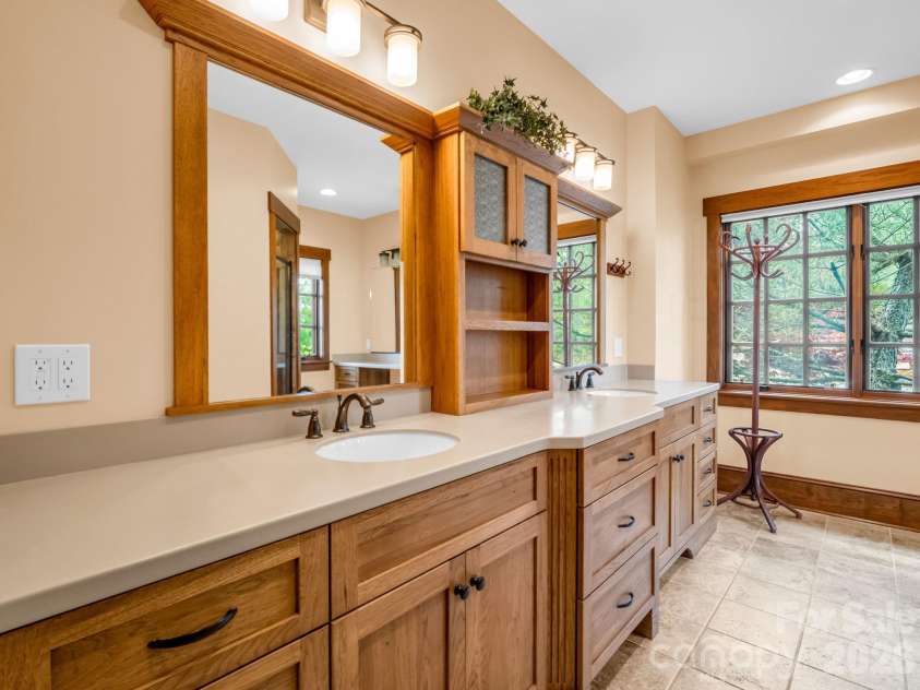 29 Crockett Ridge Road, Black Mountain, NC 28711.  MLS# CAR4361501, YatesRealty ID 16775. 