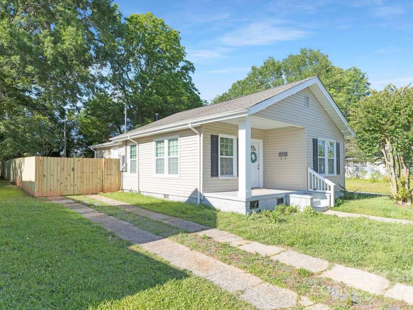 210 5th Avenue, Gastonia, NC 28054.  MLS# CAR4265144, YatesRealty ID 16778. 