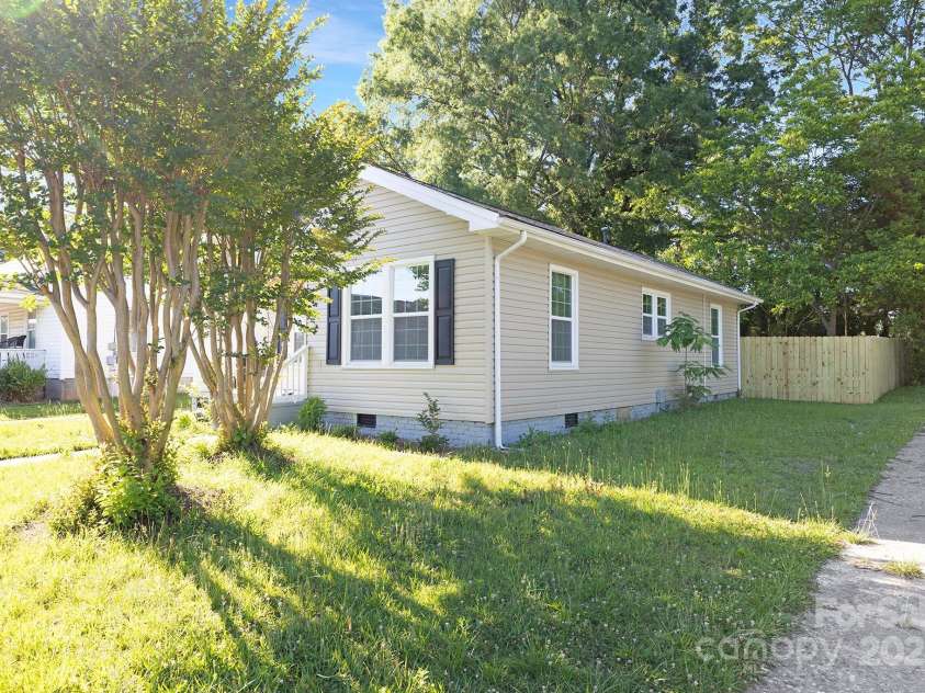 210 5th Avenue, Gastonia, NC 28054.  MLS# CAR4265144, YatesRealty ID 16778. 