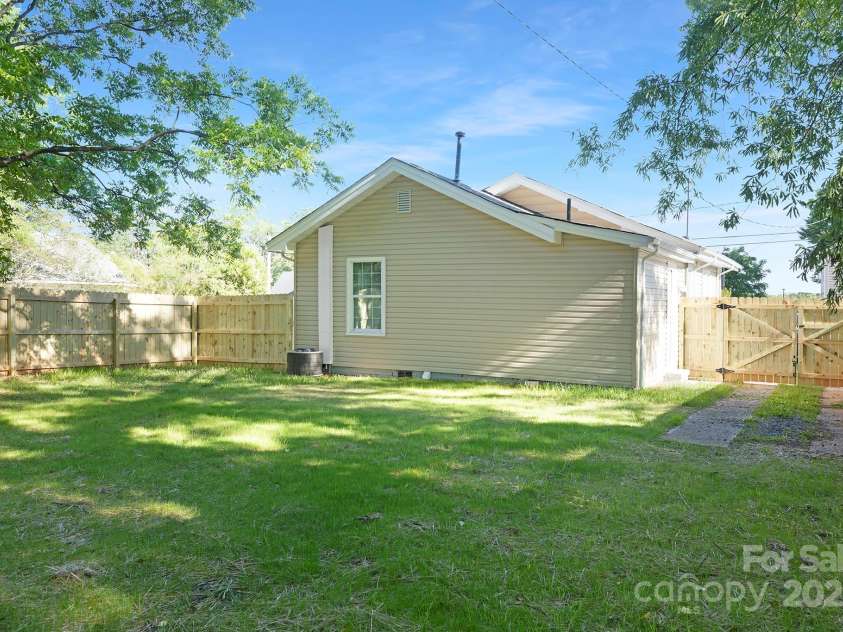210 5th Avenue, Gastonia, NC 28054.  MLS# CAR4265144, YatesRealty ID 16778. 