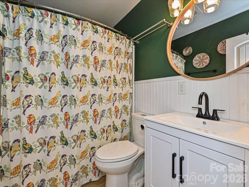 4409 Ivanhoe Place, Charlotte, NC 28205.  MLS# CAR4372127, YatesRealty ID 16778. Hall Bath