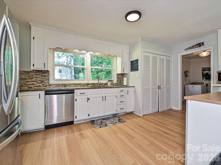 4409 Ivanhoe Place, Charlotte, NC 28205.  MLS# CAR4372127, YatesRealty ID 16778. Kitchen